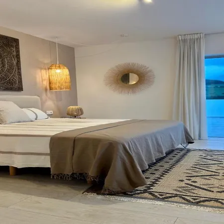 Penthouse With Lagoon Views For 6