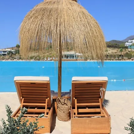 Penthouse With Lagoon Views For 6 * Estepona
